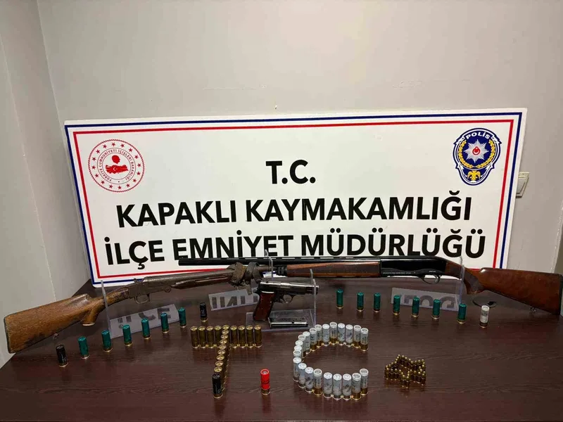 KAPAKLI’DA ARAMA YAPILAN EVDE RUHSATSIZ TABANCA VE 2 AV TÜFEĞİ ELE GEÇİRİLDİ