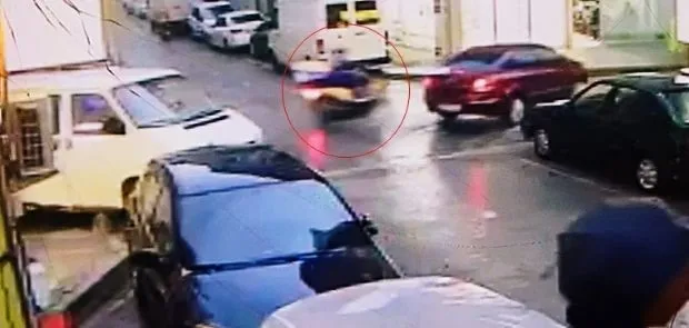 TERS YÖNDEN ÇIKAN OTOMOBİLE ÇARPMAMAK İÇİN KAZA YAPTI: O ANLAR KAMERADA