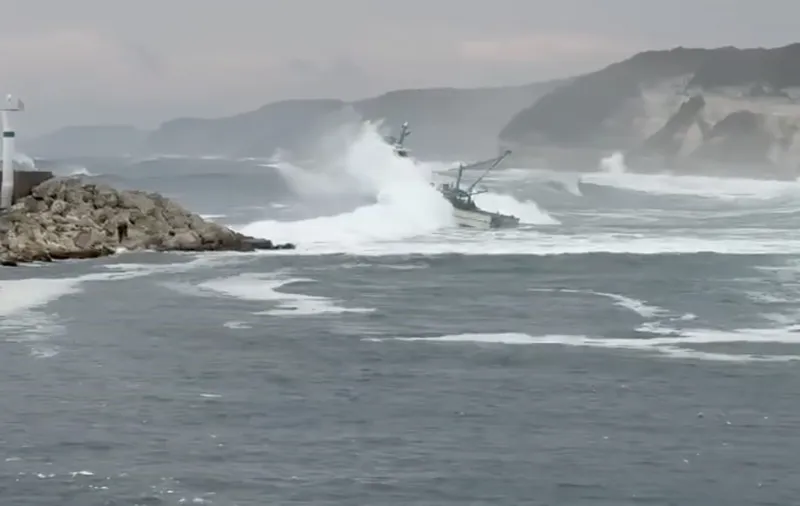 BALIKÇI TEKNESİNDE DEV DALGALARLA MÜCADELESİ: KIYIKÖY’DE YÜREKLERİ AĞZA GETİREN ANLAR