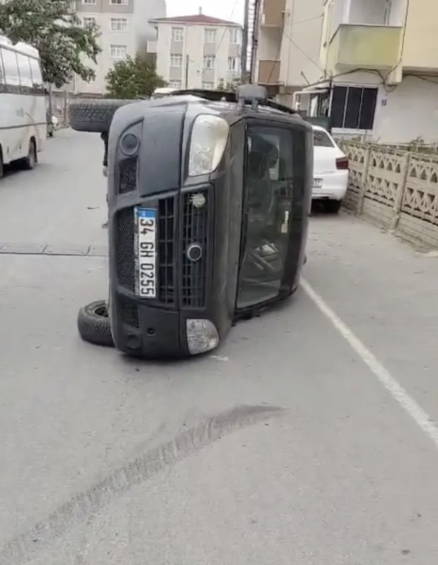 TRAFİK KAZASINDA OTOMOBİL DEVRİLDİ: 1 KİŞİ YARALANDI