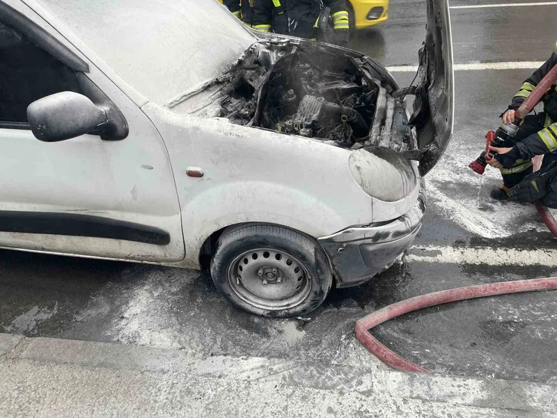 SEYİR HALİNDEKİ OTOMOBİL ALEV ALDI