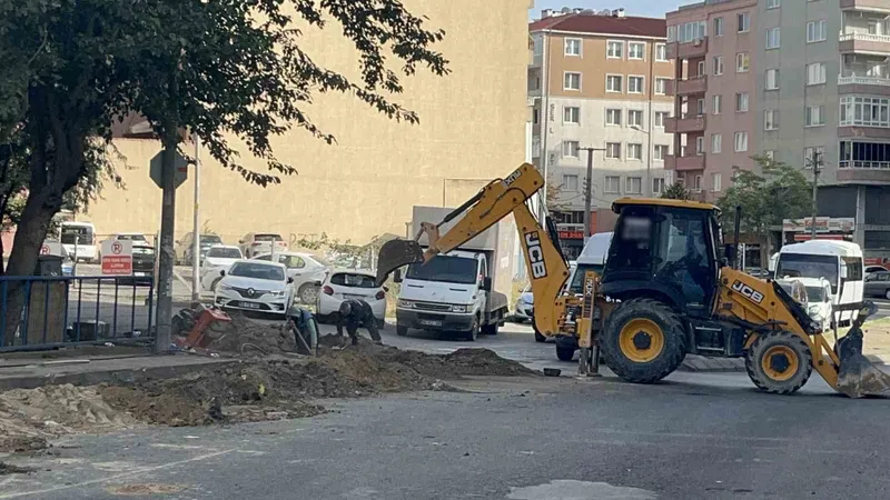 KAZI YAPAN KEPÇE DOĞAL GAZ BORUSUNU PATLATTI