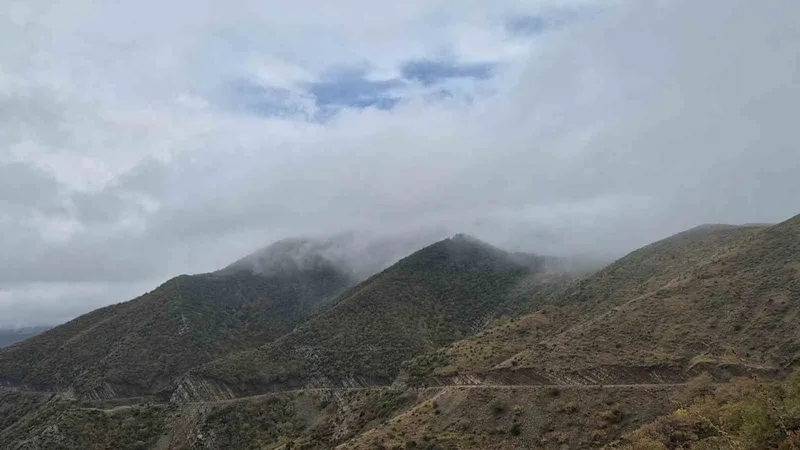 GANOS DAĞI SİSLE KAPLANDI: UÇMAKDERE VE YENİKÖY BULUTLARIN ARASINDA KALDI