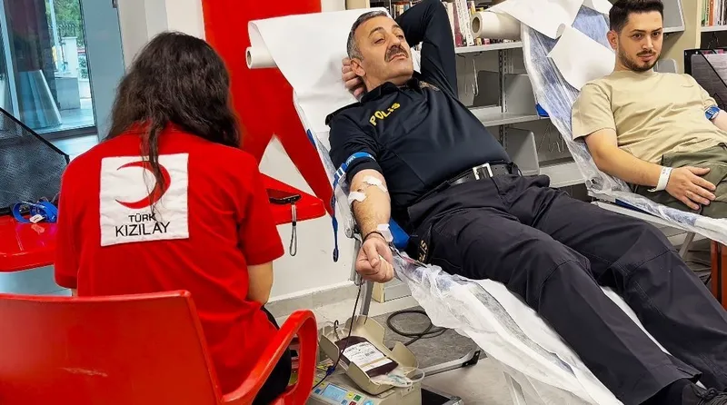 EMNİYET PERSONELİNDEN KAN BAĞIŞI