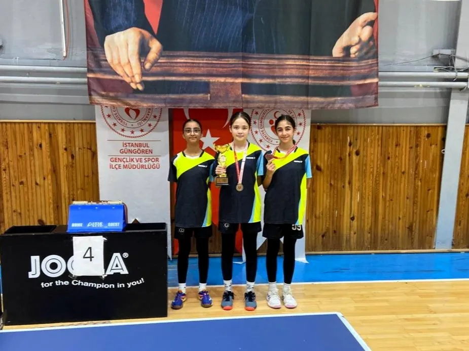 ÇERKEZKÖY’ÜN GURURU: MASA TENİSİNDE ÜÇ DERECE BİRDEN