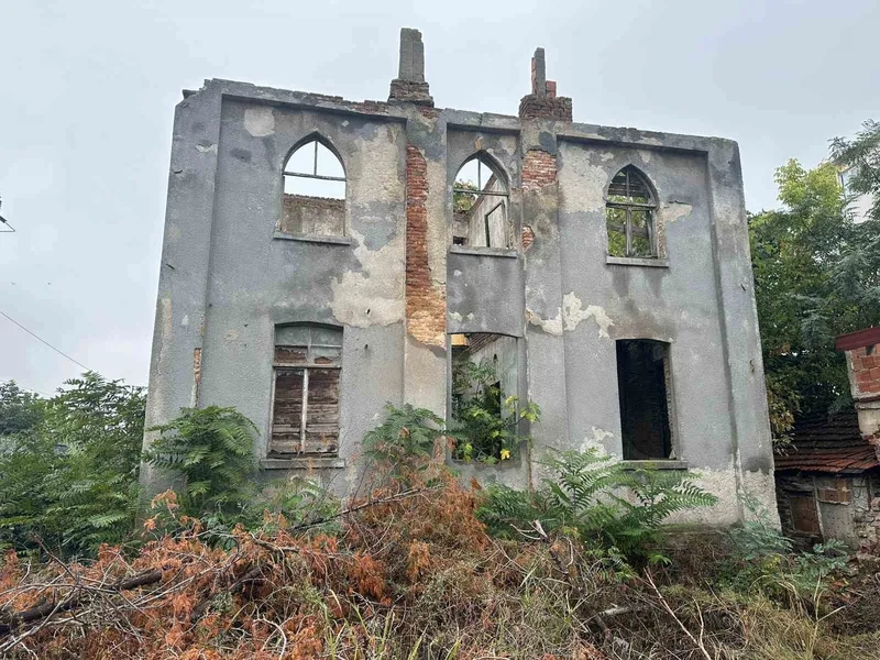 SULTAN II. ABDÜLHAMİD HAN’IN İNŞA ETTİRDİĞİ POSTANE BİNASI RESTORE EDİLMEYİ BEKLİYOR