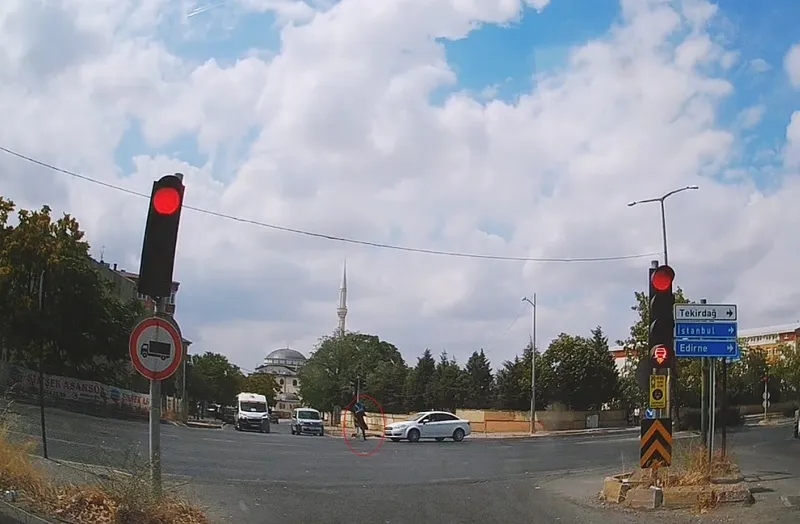 YÜREKLERİ AĞZA GETİREN KAZA KAMERADA: YARA ALMADAN SAĞ SALİM KURTULDU