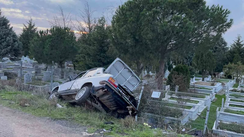 MEZARLIĞA UÇTU, FİRAR ETTİ: TEKRAR KAZA MAHALLİNE GELEN SÜRÜCÜ ALKOLLÜ ÇIKTI