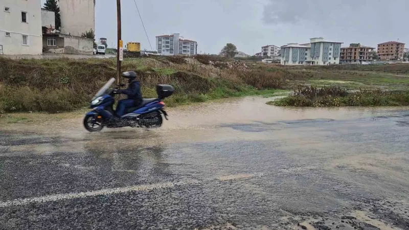 TEKİRDAĞ’DA ŞİDDETLİ SAĞANAK YOLLARI DEREYE ÇEVİRDİ