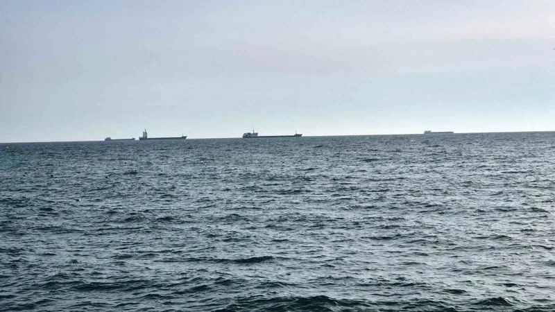 TEKİRDAĞ’DA LODOS FIRTINASI BALIKÇILARI LİMANA DÖNDÜRDÜ