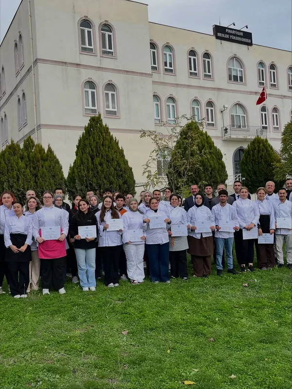 ÜNİVERSİTELİ AŞÇILARIN BALIK TEMALI YARIŞMASI NEFES KESTİ