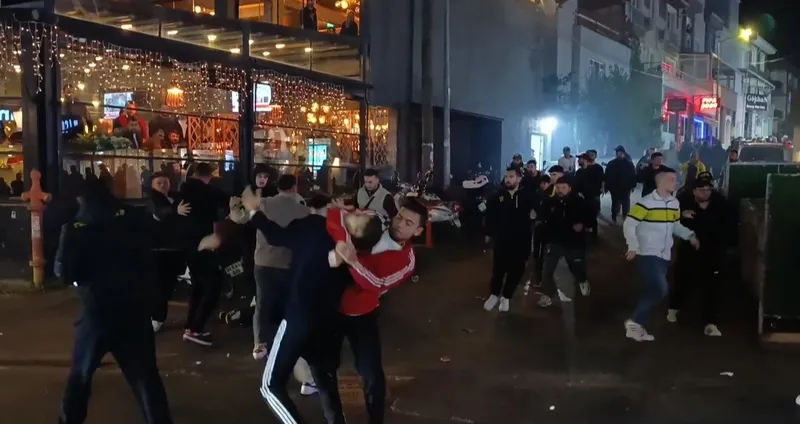 TEKİRDAĞ’DA BİRBİRİNE GİREN TARAFTARLAR MAHALLEYİ SAVAŞ ALANINA ÇEVİRDİ: 5 YARALI