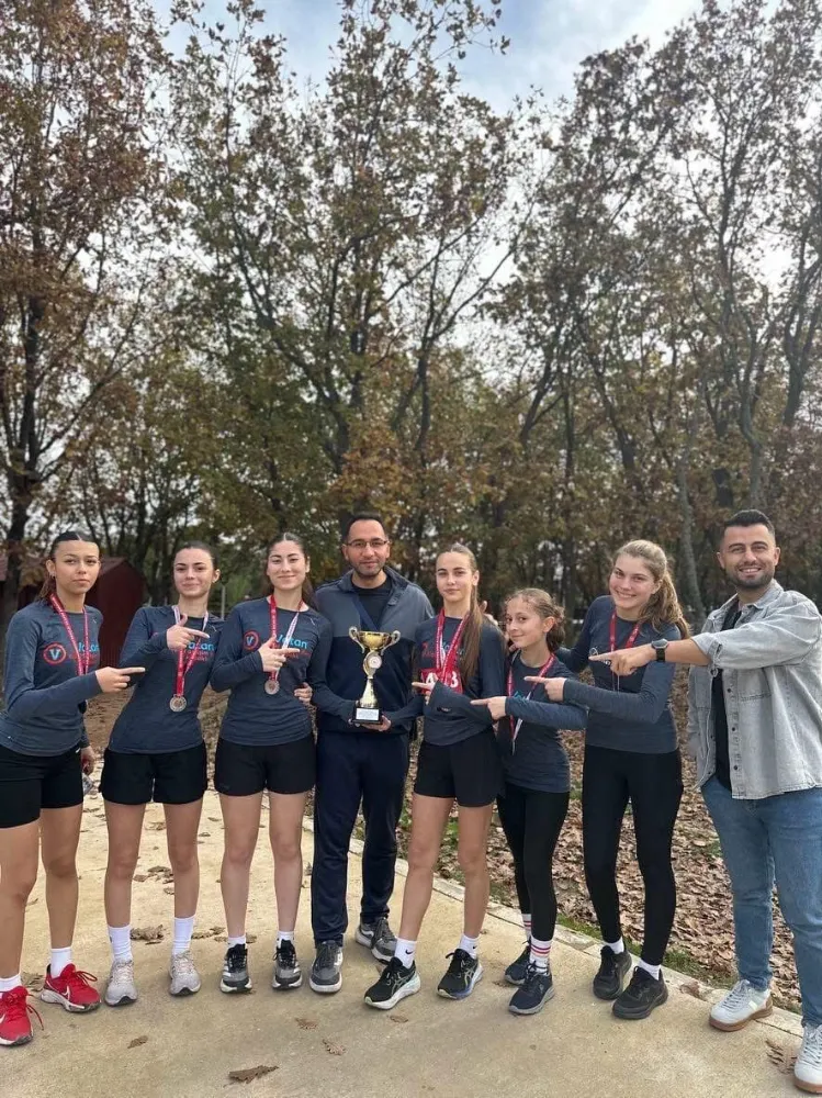 ERTUĞRUL GAZİ ANADOLU LİSESİ KIZ KROS TAKIMI İL İKİNCİSİ OLDU