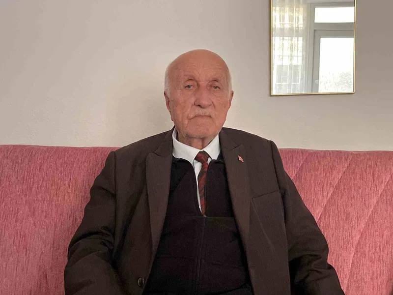 85 YAŞINDAKİ MUSTAFA HOCA, ÖĞRETMENLER GÜNÜ’NÜ İLK GÜNKÜ HEYECANLA BEKLİYOR