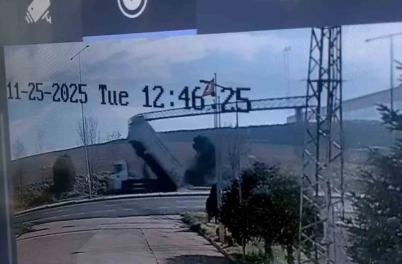 KAMYONUN AÇILAN DAMPERİ DİREKLERİ YIKTI, O ANLAR KAMERAYA YANSIDI