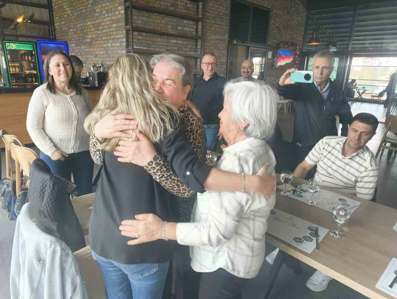 TEKİRDAĞ’DA 33 YIL SONRA İLKOKUL ÖĞRETMENLERİYLE BULUŞTULAR: DUYGU DOLU ANLAR YAŞANDI