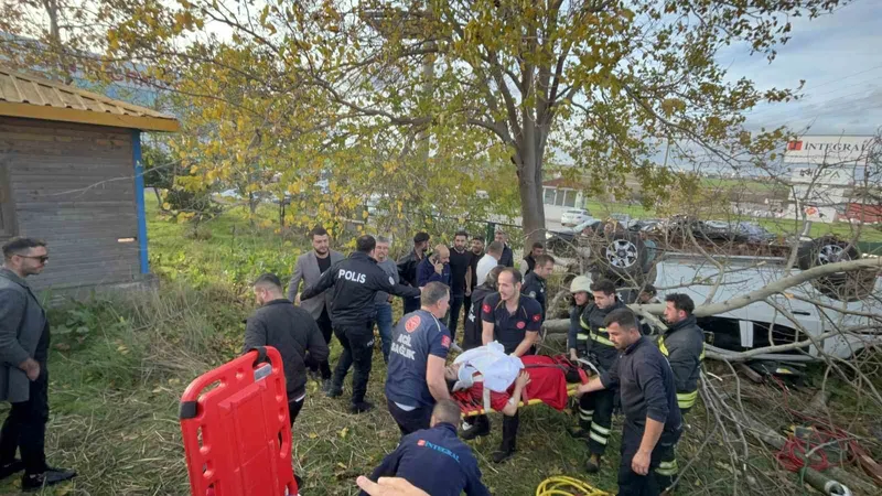 TEKİRDAĞ’DA YOLCU MİNİBÜSÜ İLE ÇARPIŞAN PİKAP TAKLA ATTI: 2 YARALI