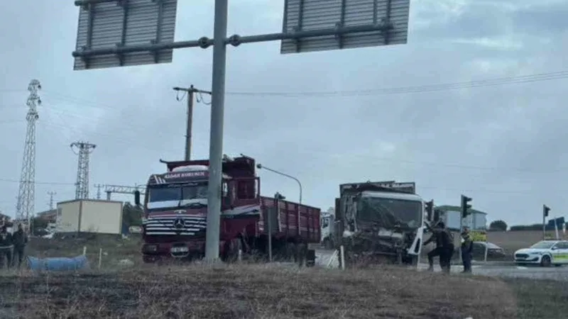 IŞIKLI KAVŞAKTA 2 KAMYON ÇARPIŞTI: SÜRÜCÜLER YARALANDI