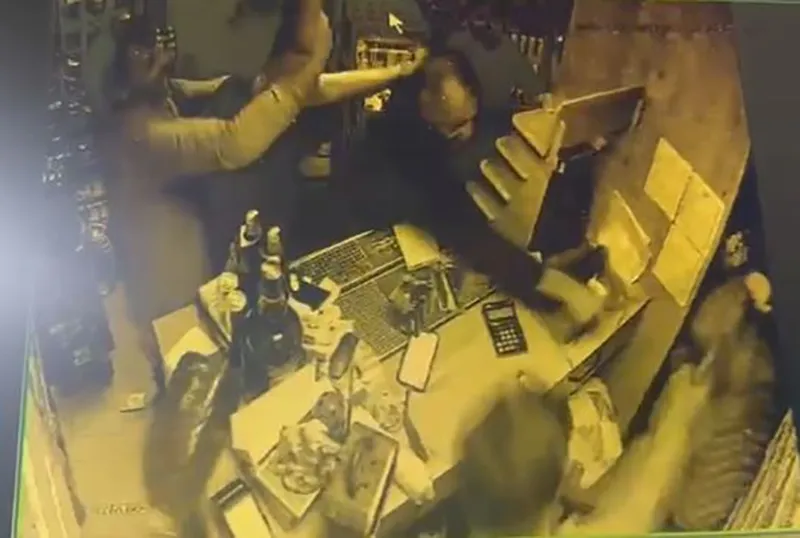 TEKEL BÜFEYİ BASIP DEMİR SOPALARLA DARBETTİLER