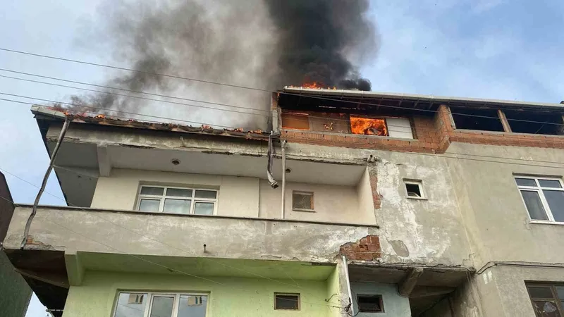 ÇATI KATI ALEV TOPUNA DÖNDÜ