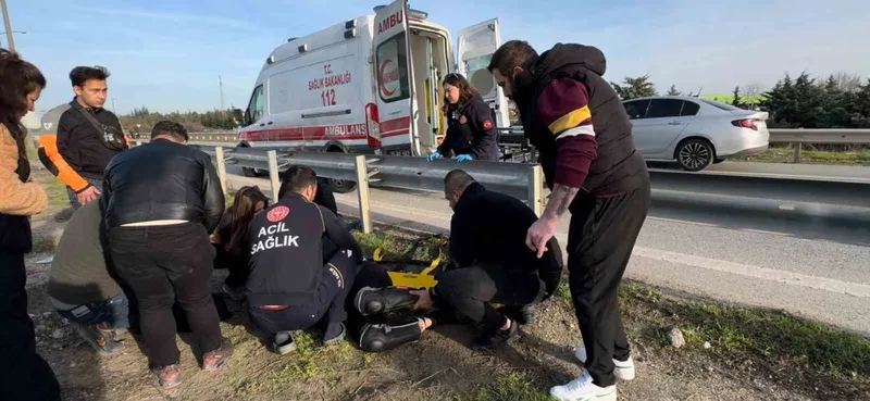 MOTOSİKLETLE BARİYERE ÇARPAN ÜNİVERSİTE ÖĞRENCİSİ AĞIR YARALANDI