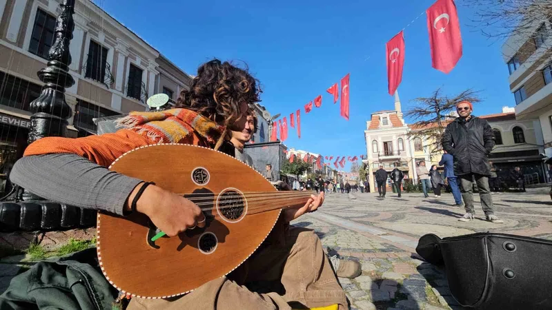 EVRENSEL DİL OLAN MÜZİKLE HEM GEZİYOR HEM DE GEÇİMLERİNİ SAĞLIYORLAR