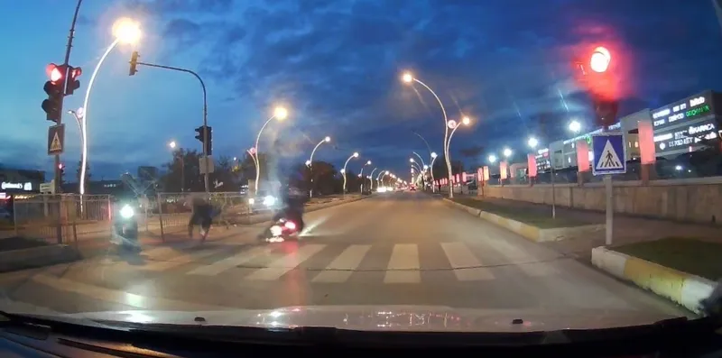 KIRMIZI IŞIK İHLALİ YAPAN MOTOSİKLETLİ YAYAYA ÇARPTI, 2 KİŞİ YARALANDI: O ANLAR KAMERADA