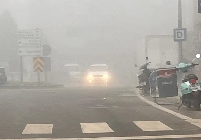 HAYRABOLU’DA YOĞUN SİS HAYATI OLUMSUZ ETKİLEDİ