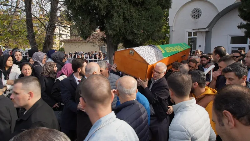 YÜKSEKTEN DÜŞEREK ÖLEN AVUKAT SELDA ÖZKAN SON YOLCULUĞUNA UĞURLANDI