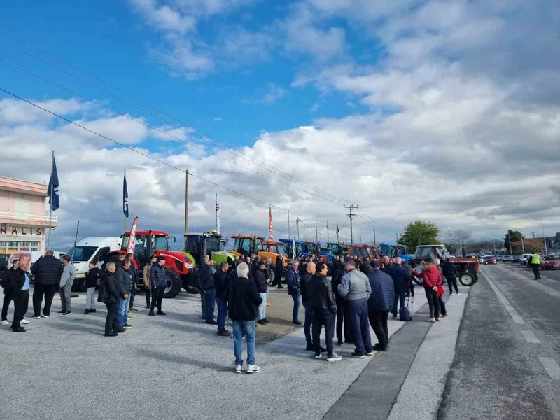 YUNANİSTAN’DA ÇİFTÇİLER YOL KAPATTI, POLİSLE GERİLİM ARTTI