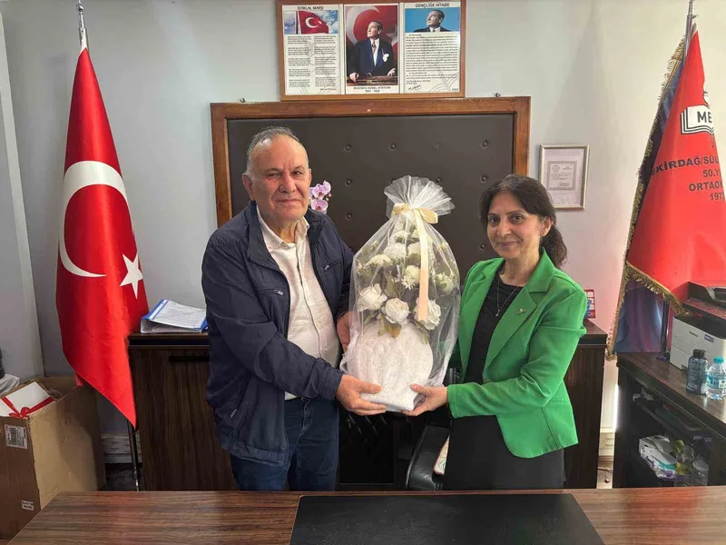 EMEKLİ OLAN 38 YILLIK ÖĞRETMENE DUYGUSAL VEDA