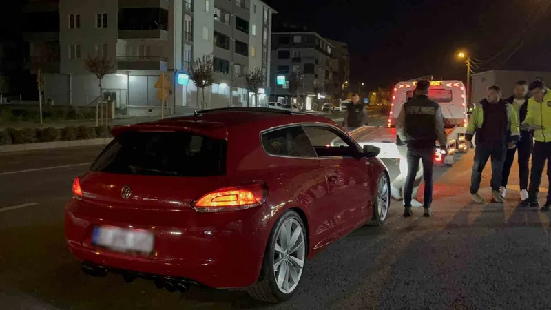 ÇORLU’DA ABART EGZOZLA GEZEN ARACIN SÜRÜCÜSÜNE CEZA KESİLDİ