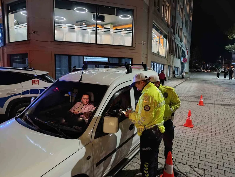 TEKİRDAĞ’DA TRAFİĞİN YOĞUN OLDUĞU BÖLGEDE DENETİM: 106 ARAÇ KONTROL EDİLDİ