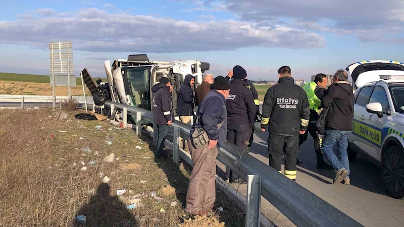 TEKİRDAĞ’DA VİRAJI ALAMAYAN TIR DEVRİLDİ: 1 YARALI