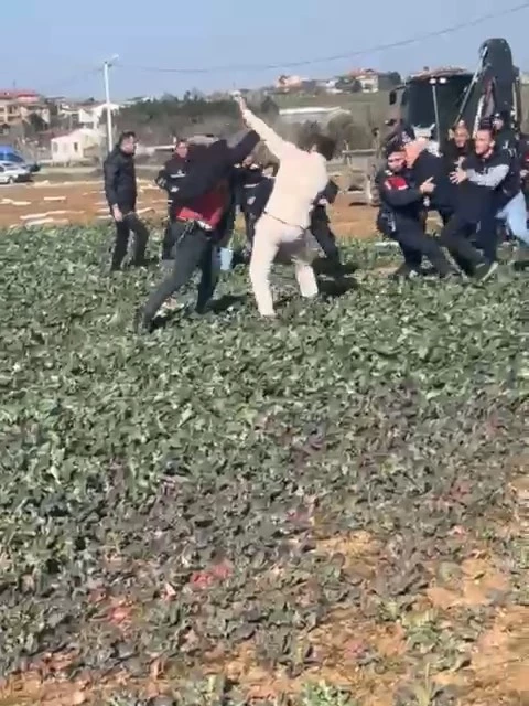 KAÇAK YAPI YIKIMINDA ORTALIK KARIŞTI: 2 ZABITA YARALANDI