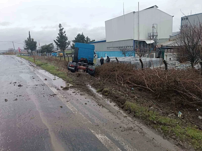 YOLDAN ÇIKAN TIR KAZA YAPTI