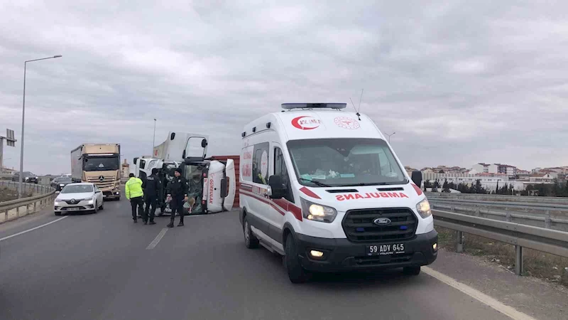 TEKİRDAĞ’DA VİRAJI ALAMAYAN TIR DEVRİLDİ: 1 YARALI