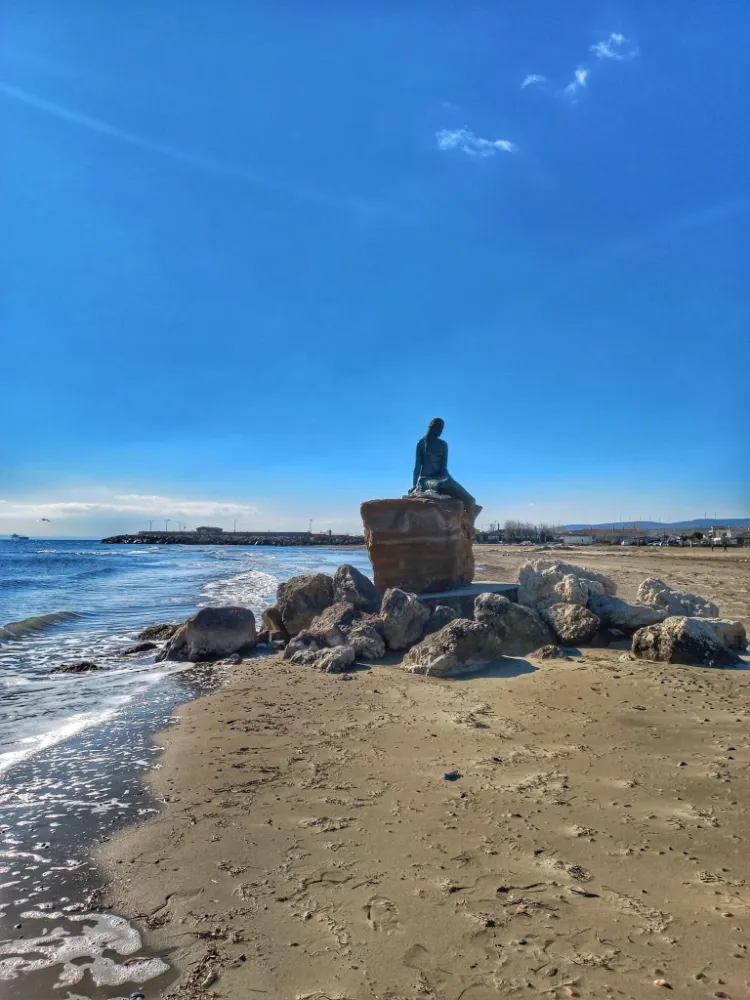 ŞARKÖY’DE DENİZ ÇEKİLDİ, DENİZ KIZI HEYKELİ KARADA KALDI!