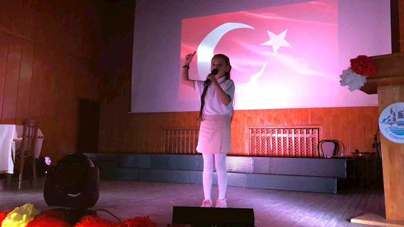 İSTİKLAL MARŞI’NI EZBERE OKUYAN KÜÇÜK ZEYNEP’İN PERFORMANSI DUYGULANDIRDI