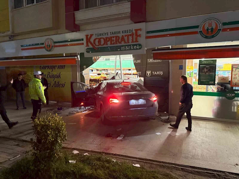 KONTROLDEN ÇIKAN OTOMOBİL 3 KİŞİYE ÇARPIP MARKETE DALDI: O ANLAR KAMERADA