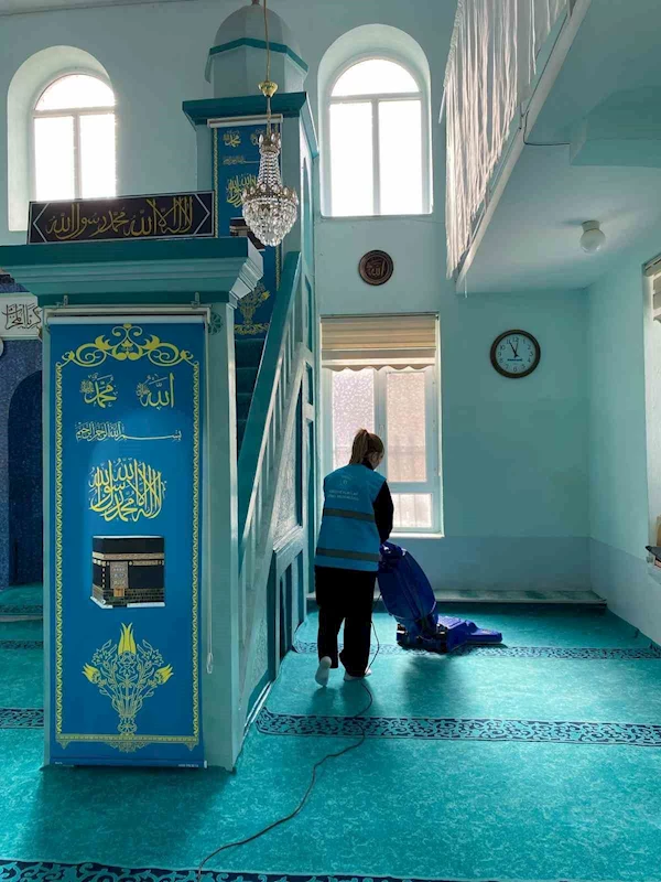 ÜNİVERSİTELİLER CAMİ TEMİZLİĞİ YAPTI