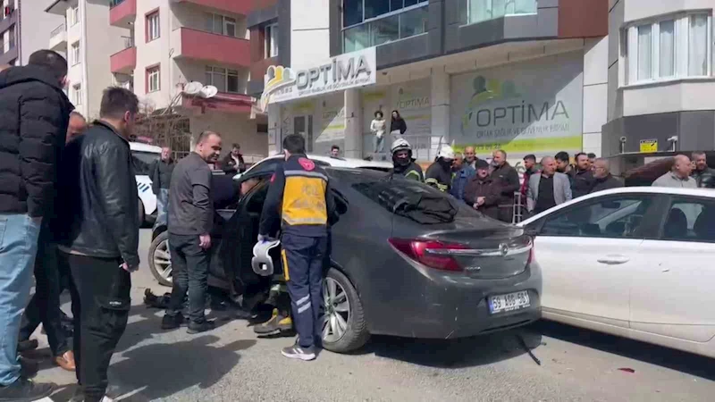 TEKİRDAĞ’DA GÖZLERİ KARARAN SÜRÜCÜ, PARK HALİNDEKİ 3 ARACA ÇARPTI