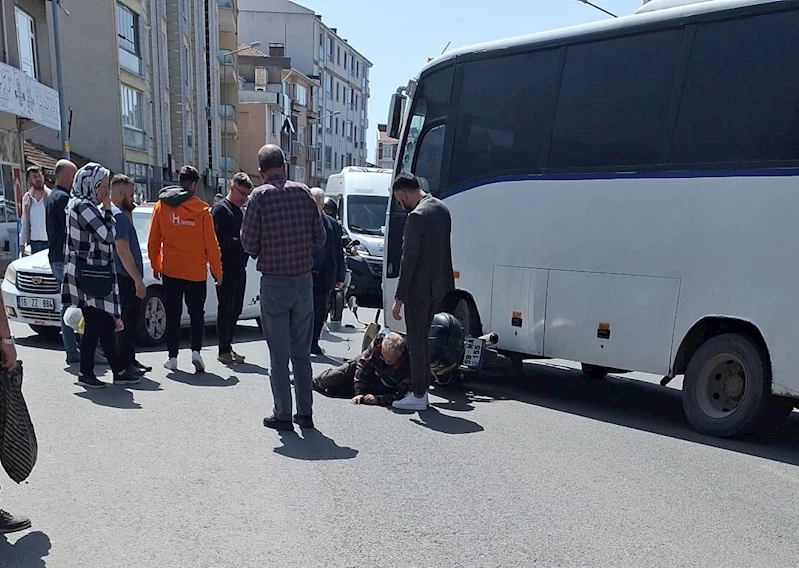 MURATLI’DA MOTOSİKLET İLE MİNİBÜS ÇARPIŞTI: 1 YARALI