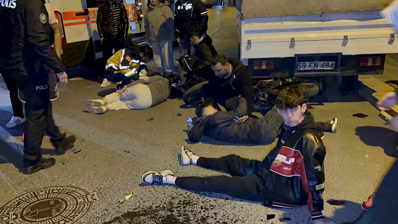 İki motosiklet kafa kafaya çarpıştı, 3 kişi yaralandı: Kaza anı kamerada