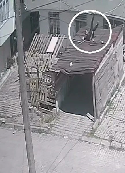 DEPREM ESNASINDA EVİNDEN GARAJIN ÜZERİNE ATLADI