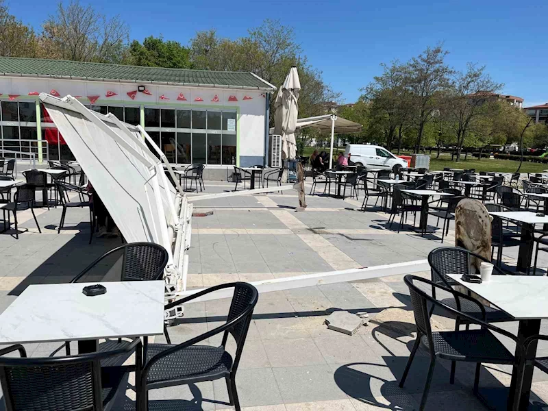 ÇAY İÇMEYE DİYE OTURDUĞU KAFE BAHÇESİNDE TENTE ÜZERİNE DEVRİLDİ