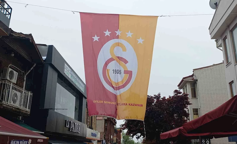 EDİRNE’DE ERKEN KUTLAMA: DEV GALATASARAY BAYRAĞI SARAÇLAR CADDESİ’NE ASILDI