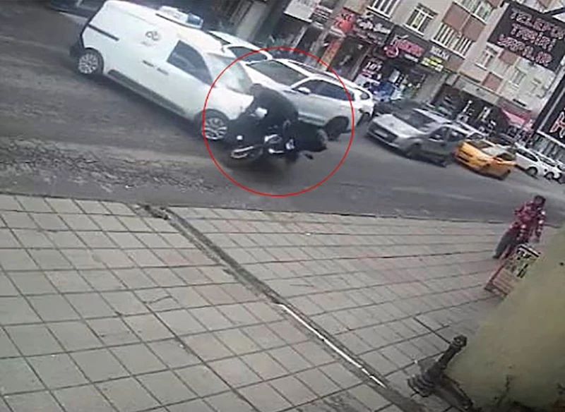 BELEDİYE AŞEVİNİN ARACI, MOTOSİKLETLE ÇARPIŞTI