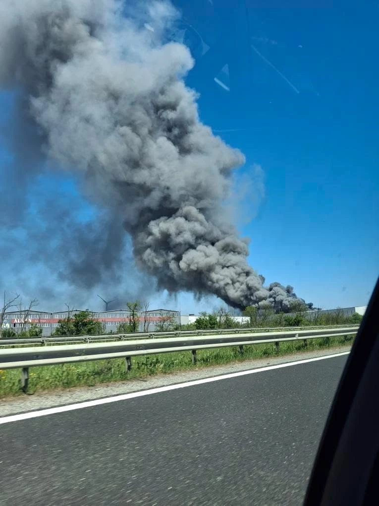 TEKİRDAĞ’DA FABRİKADA YANGINI: DUMANLAR HER YERDEN GÖZLENDİ