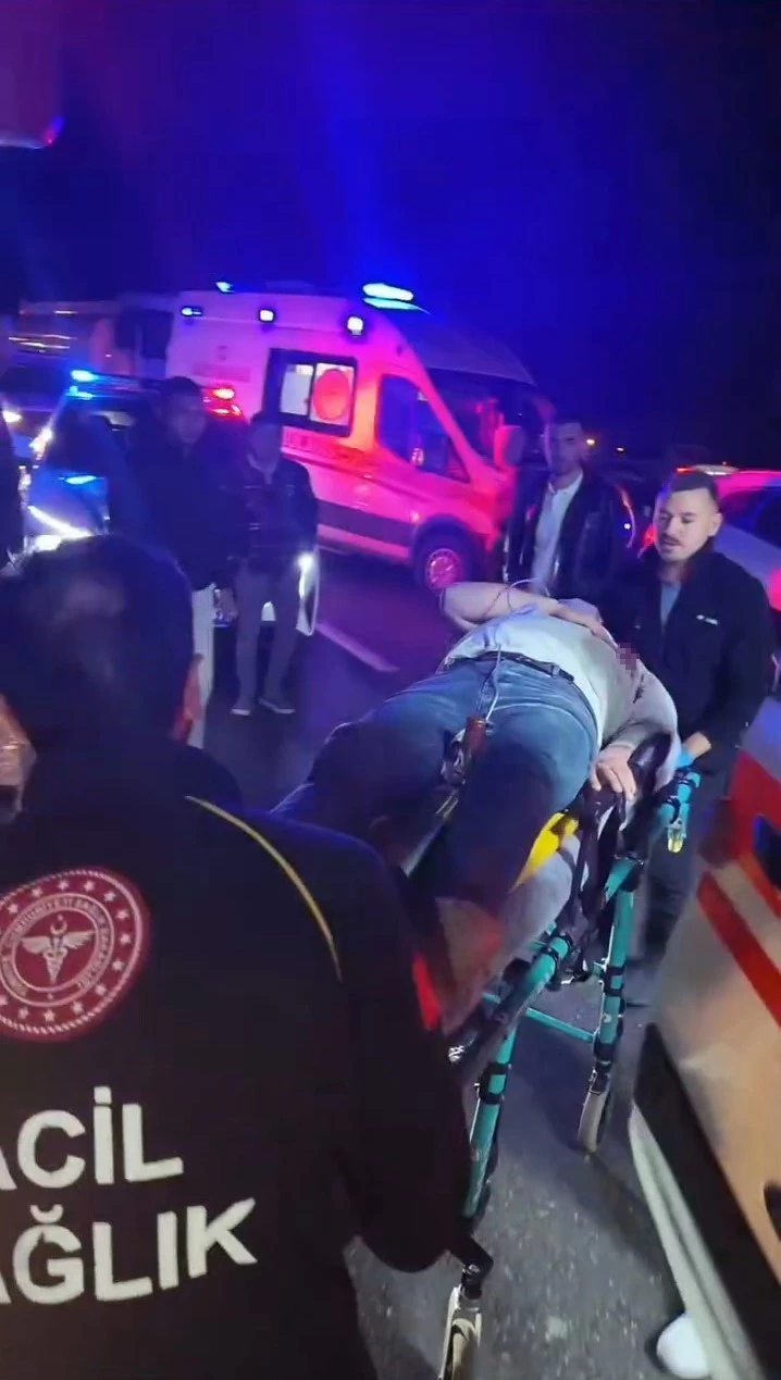 KAZADA ARAÇTA SIKIŞAN SÜRÜCÜ BÖYLE KURTARILDI